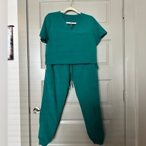 Mandala Hunter Green Medium Scrub Set